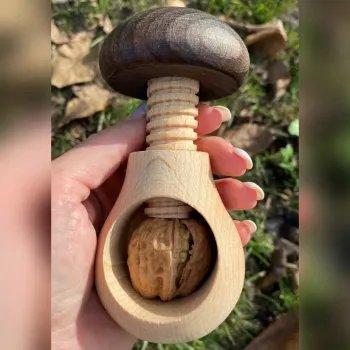 Casse Noix Gravé en Bois de Hêtre