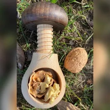 Casse Noix Gravé en Bois de Hêtre