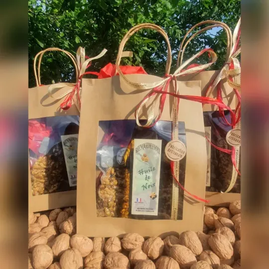 Coffret 200g de noix décortiquées et un bouteille d’huile de noix
