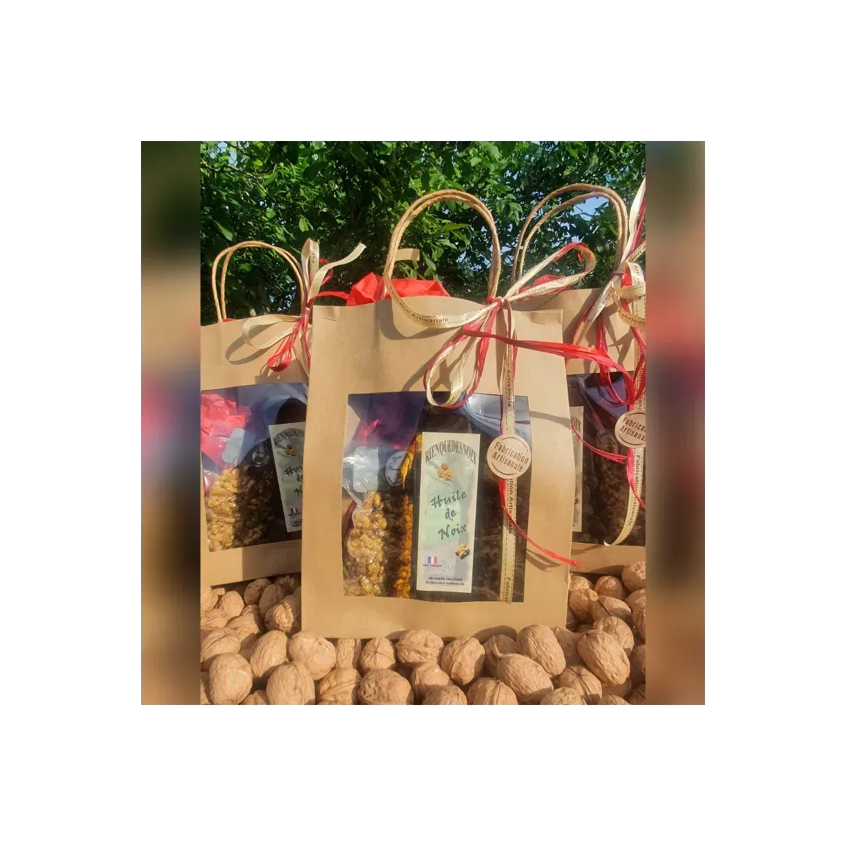 Coffret 200g de noix décortiquées et un bouteille d’huile de noix