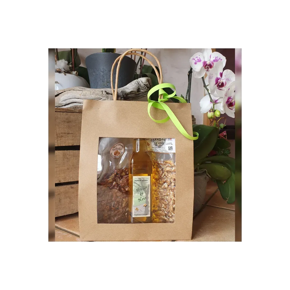 Coffret 200g de noix décortiquées (cerneaux), 200g d'Apéri'Drômois et 1 bouteille d’huile de noix de 25cl