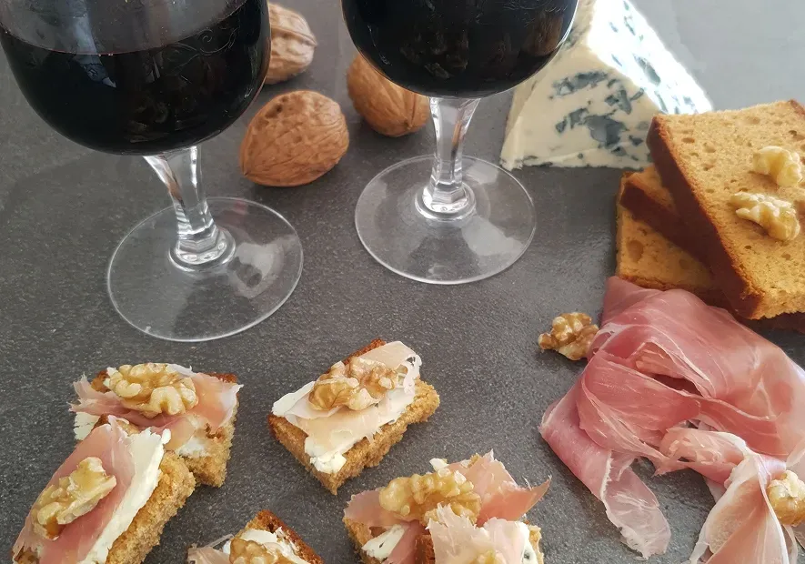 Canapé Pain d'épices Roquefort Jambon cru et NOIX