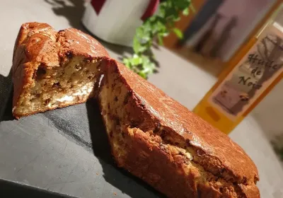 Cake au fromage de chèvre, noix et oignons caramélisés