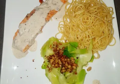 Tagliatelles de courgettes, spaghettis, saumon aux noix grillées