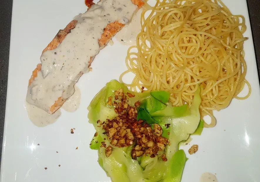 Tagliatelles de courgettes, spaghettis, saumon aux noix grillées